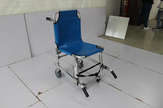Goede prijs. 90CM 2 Vouwen Convertibele Rolstoel Kubieke meter aan de Legering van het de Ziekenwagenaluminium van het Brancardziekenhuis online